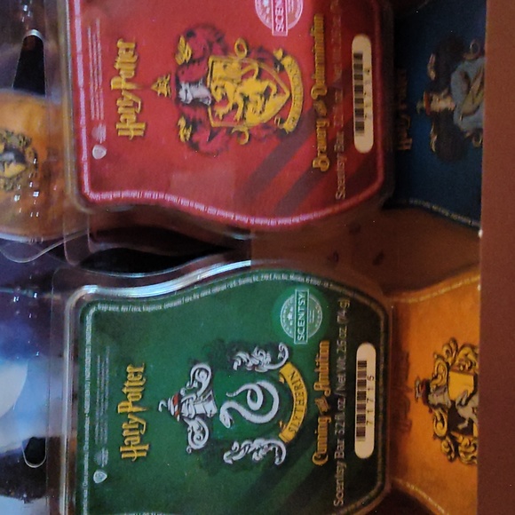 Harry Potter Hogwarts Scentsy Warmer and Wax Melts Chest Box Set - Picture 5 of 13